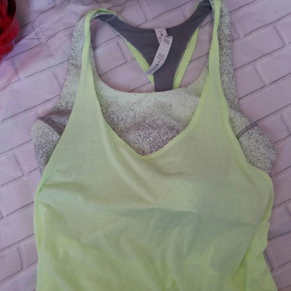 Lululemon tank top twist with bra